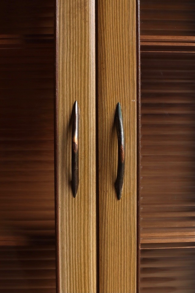 モールガラスの戸棚