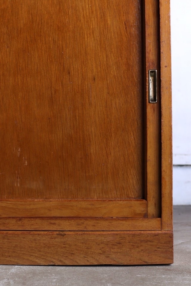 ダイヤガラスの引戸棚