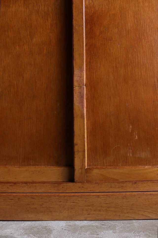 ダイヤガラスの引戸棚