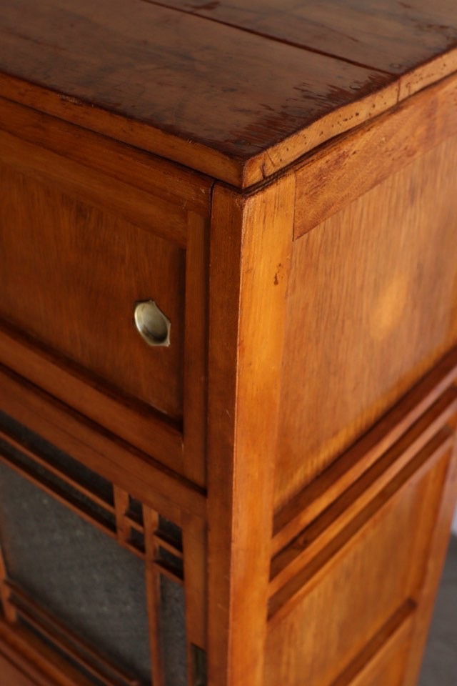 ダイヤガラスの引戸棚