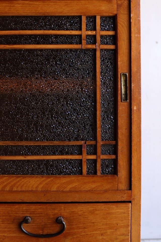 ダイヤガラスの引戸棚