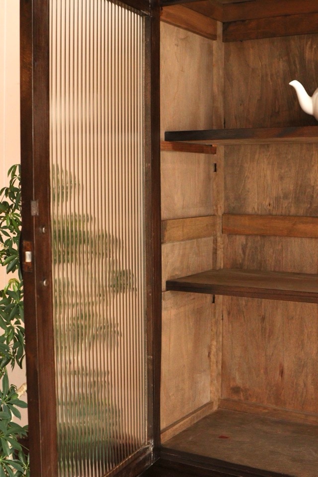 モールガラスの戸棚