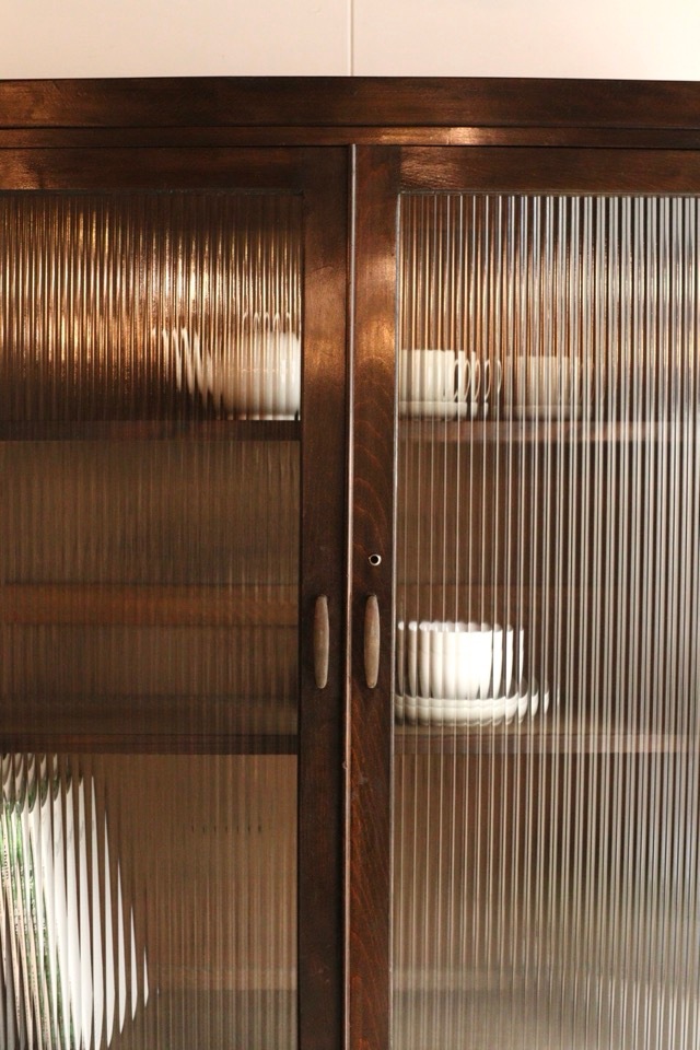 モールガラスの戸棚