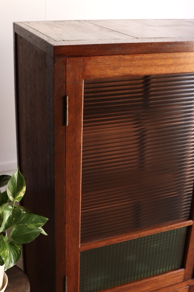 モールガラスの戸棚