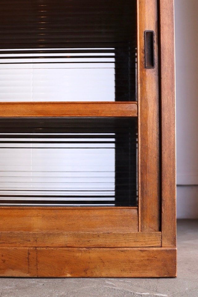 両面ガラス引戸棚　