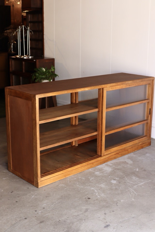 両面ガラス引戸棚　