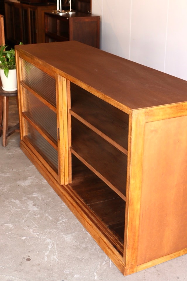 両面ガラス引戸棚　