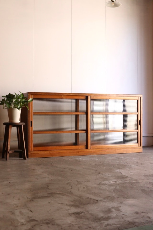 両面ガラス引戸棚　