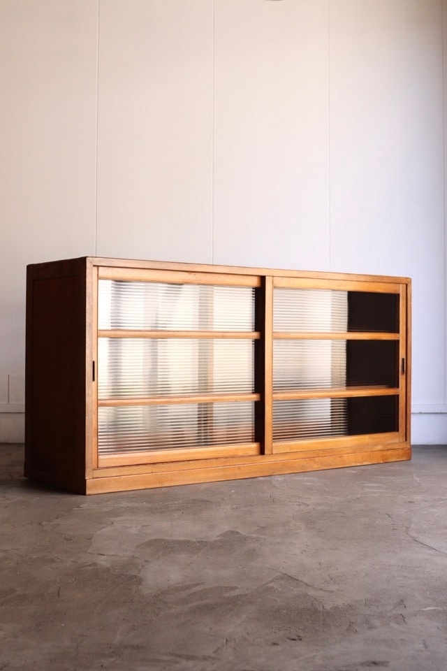 両面ガラス引戸棚　