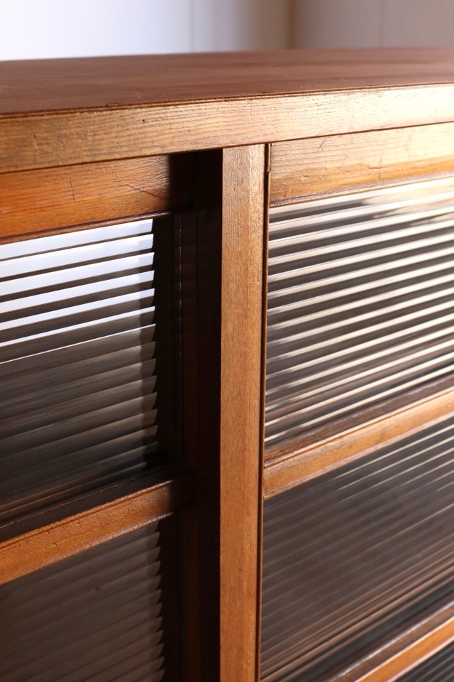 両面ガラス引戸棚　