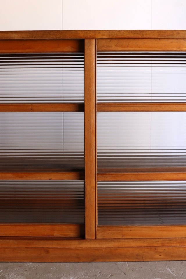 両面ガラス引戸棚　