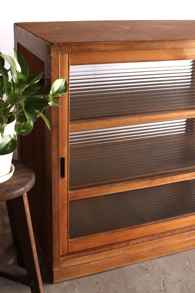 両面ガラス引戸棚　