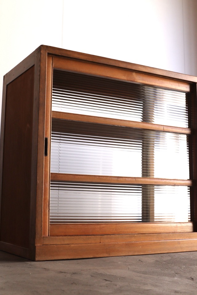 両面ガラス引戸棚　