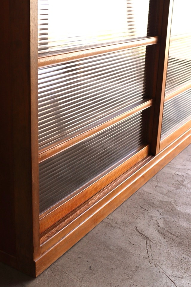 両面ガラス引戸棚　