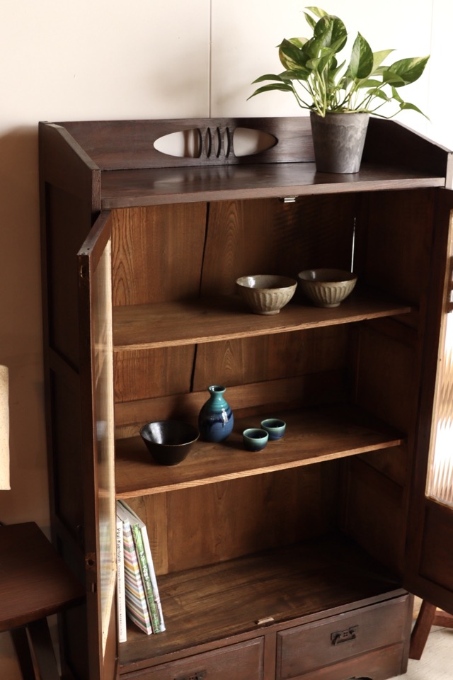 モールガラスの戸棚