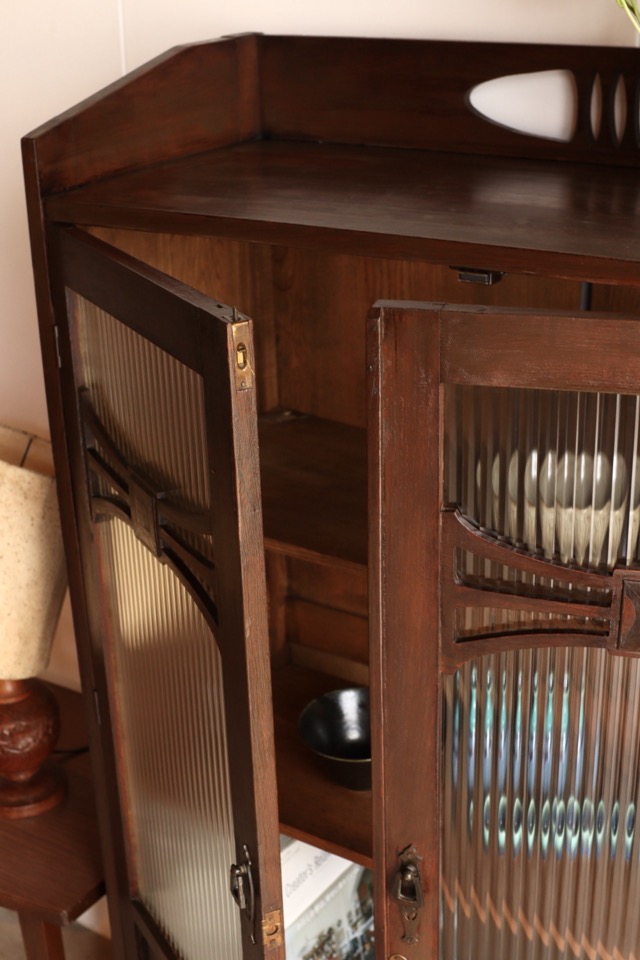 モールガラスの戸棚