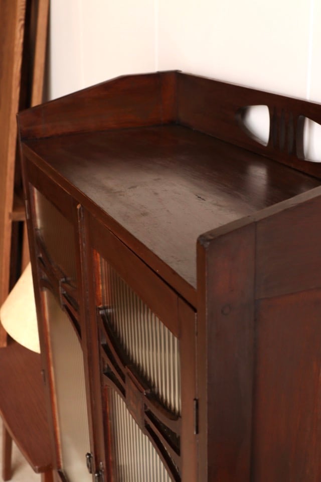 モールガラスの戸棚