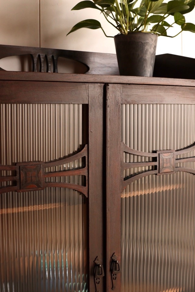 モールガラスの戸棚