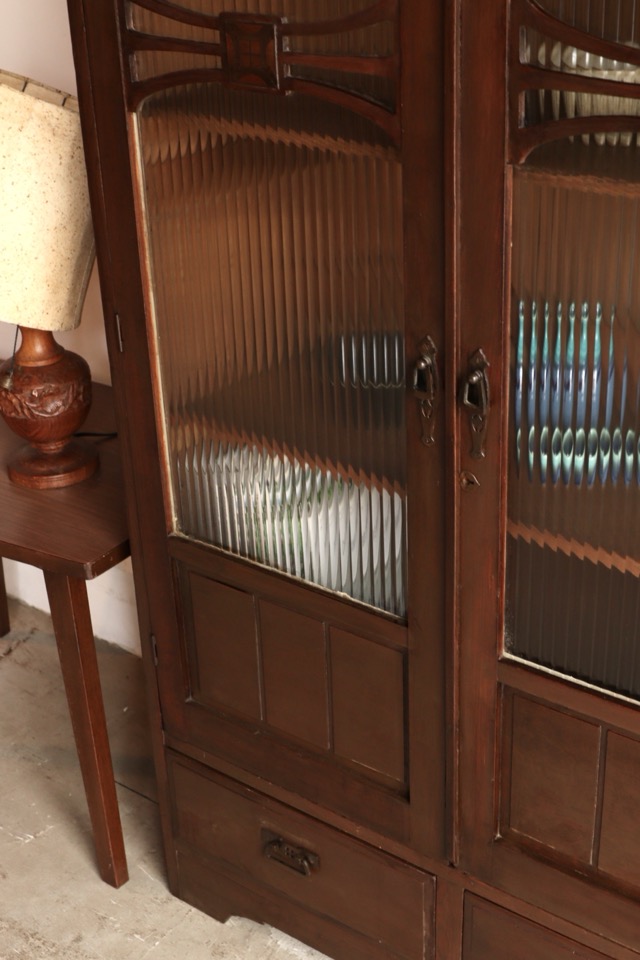 モールガラスの戸棚