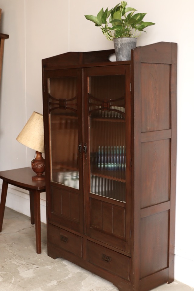 モールガラスの戸棚