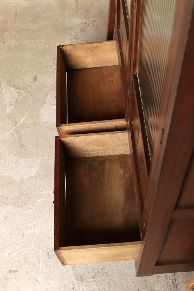 モールガラスの戸棚