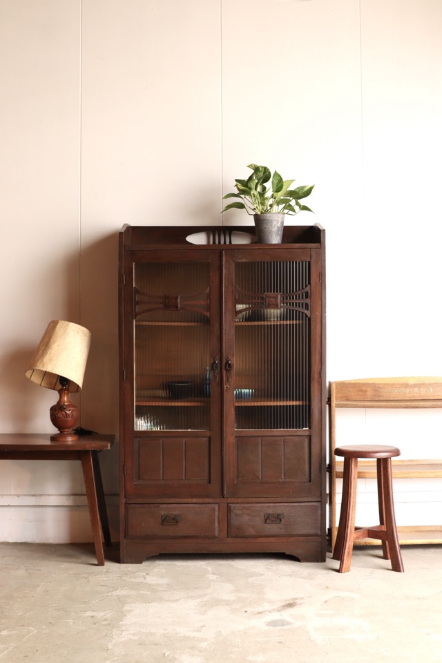 モールガラスの戸棚