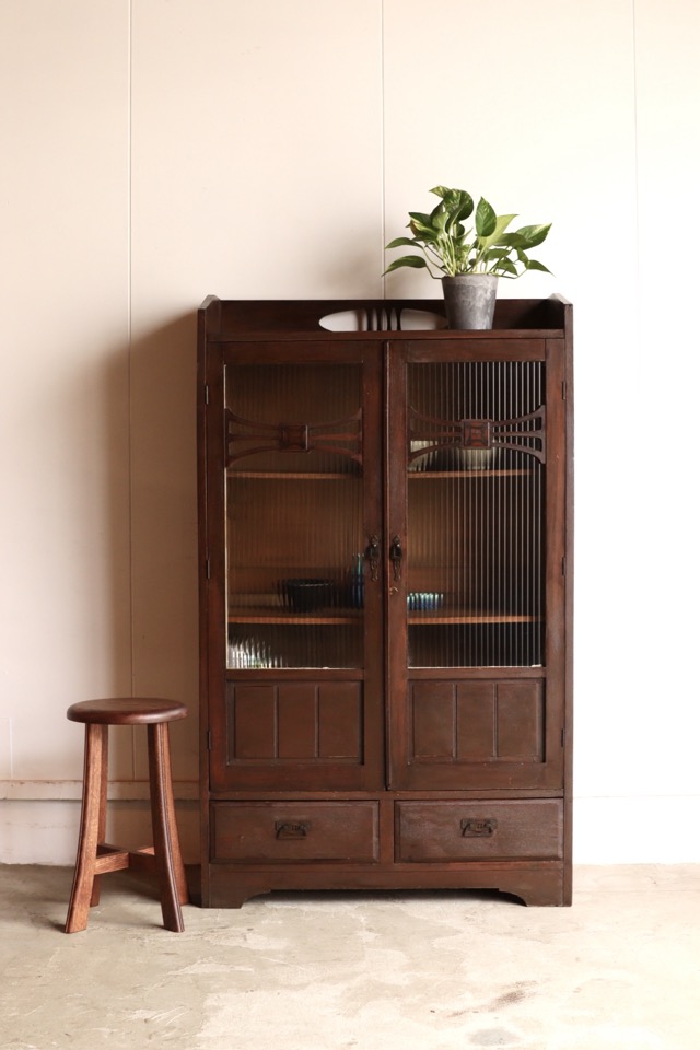 モールガラスの戸棚