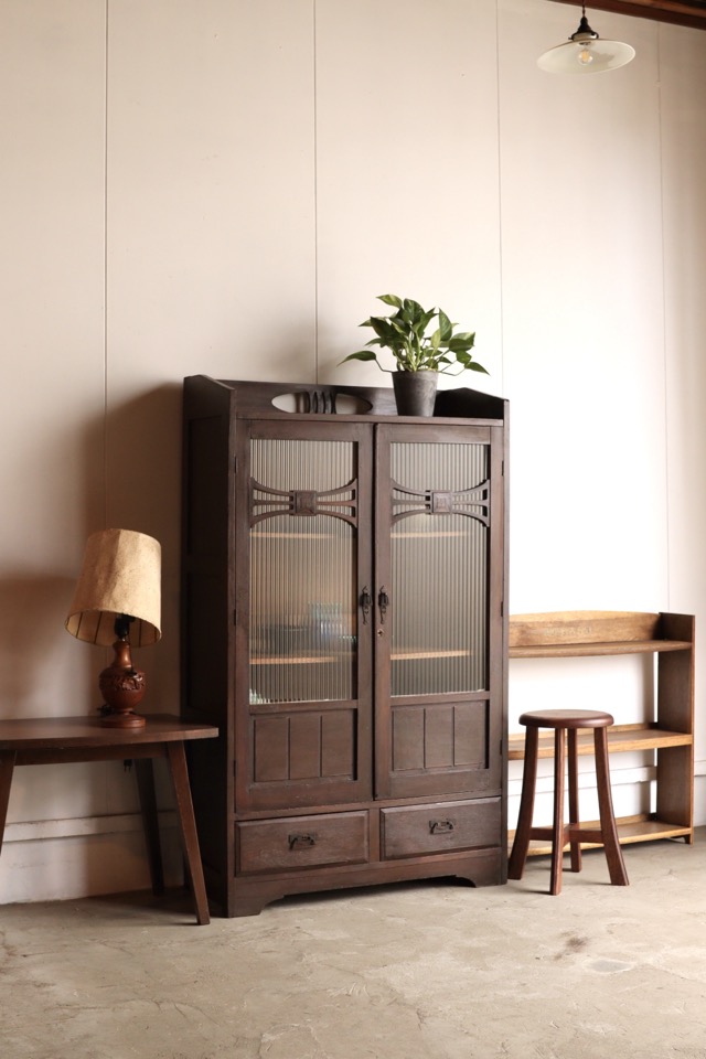 モールガラスの戸棚