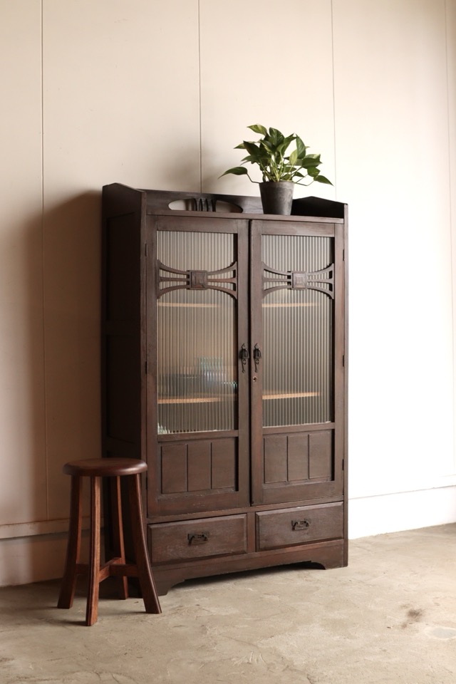 モールガラスの戸棚