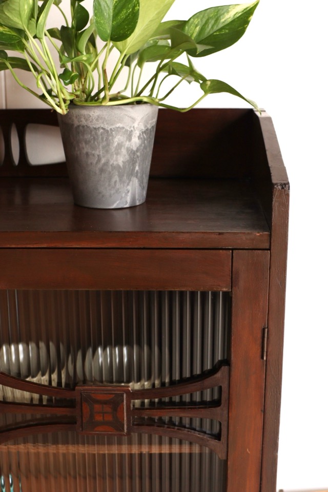 モールガラスの戸棚