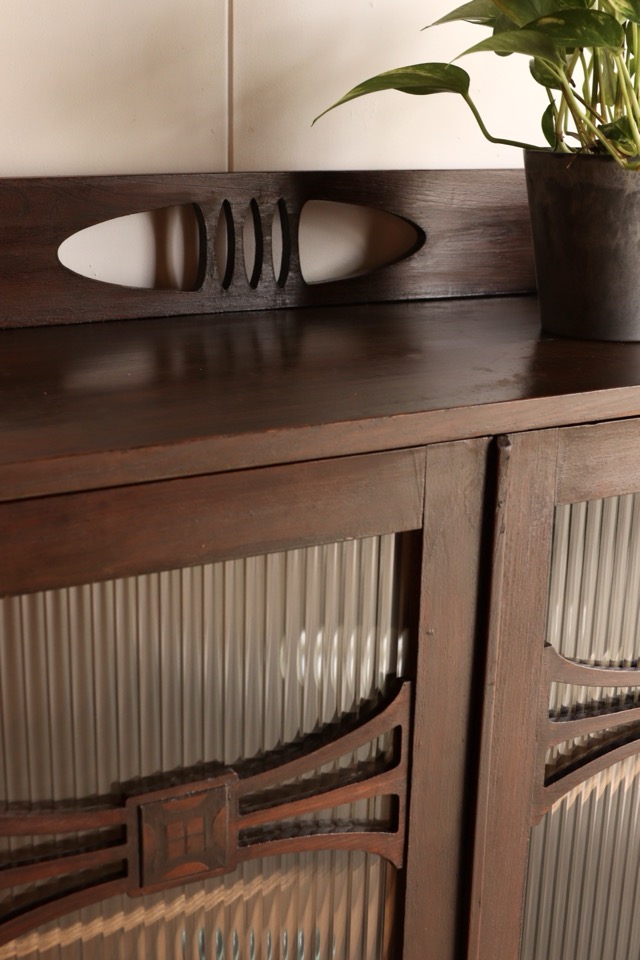 モールガラスの戸棚