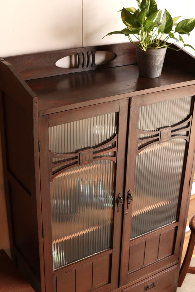 モールガラスの戸棚