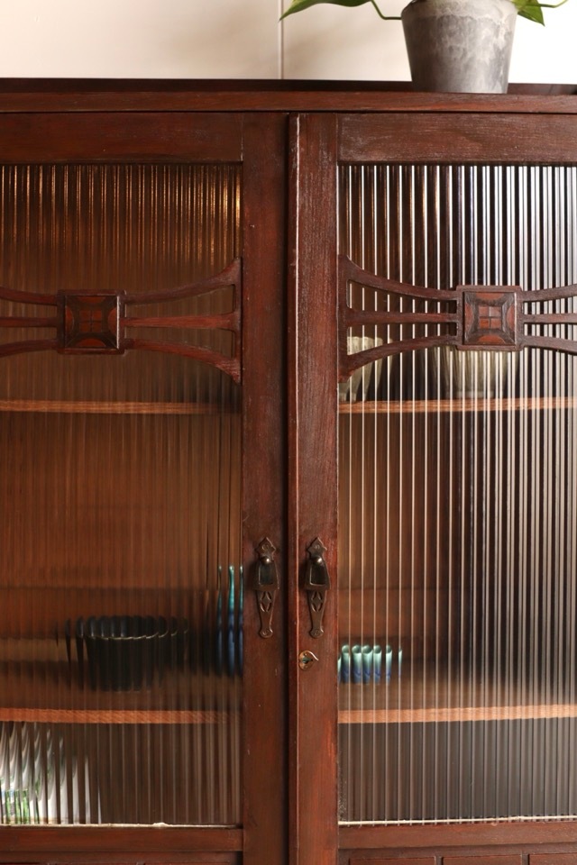 モールガラスの戸棚