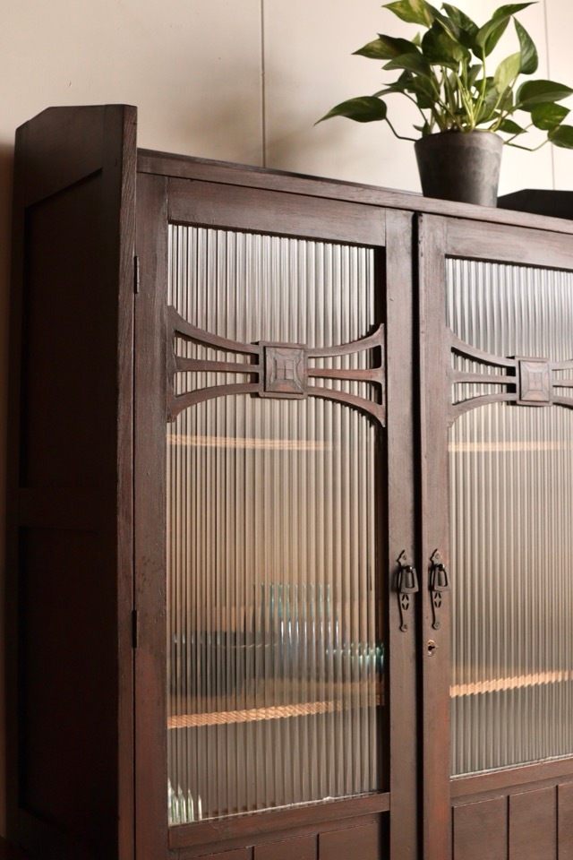 モールガラスの戸棚