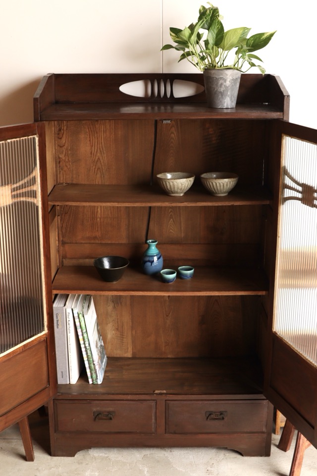 モールガラスの戸棚