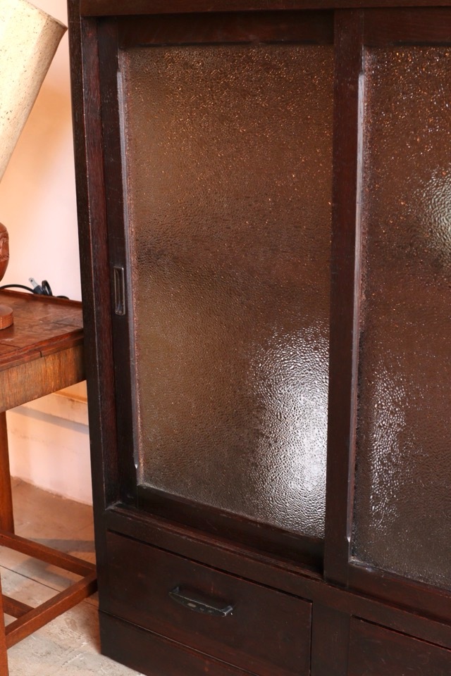 ダイヤガラスの引戸棚