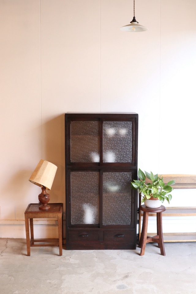 ダイヤガラスの引戸棚