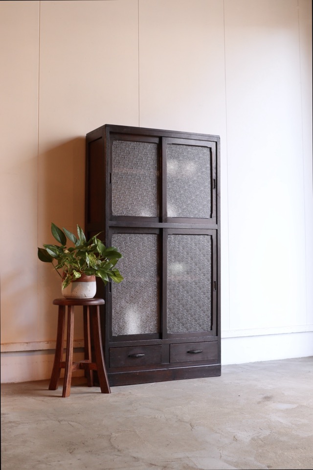 ダイヤガラスの引戸棚