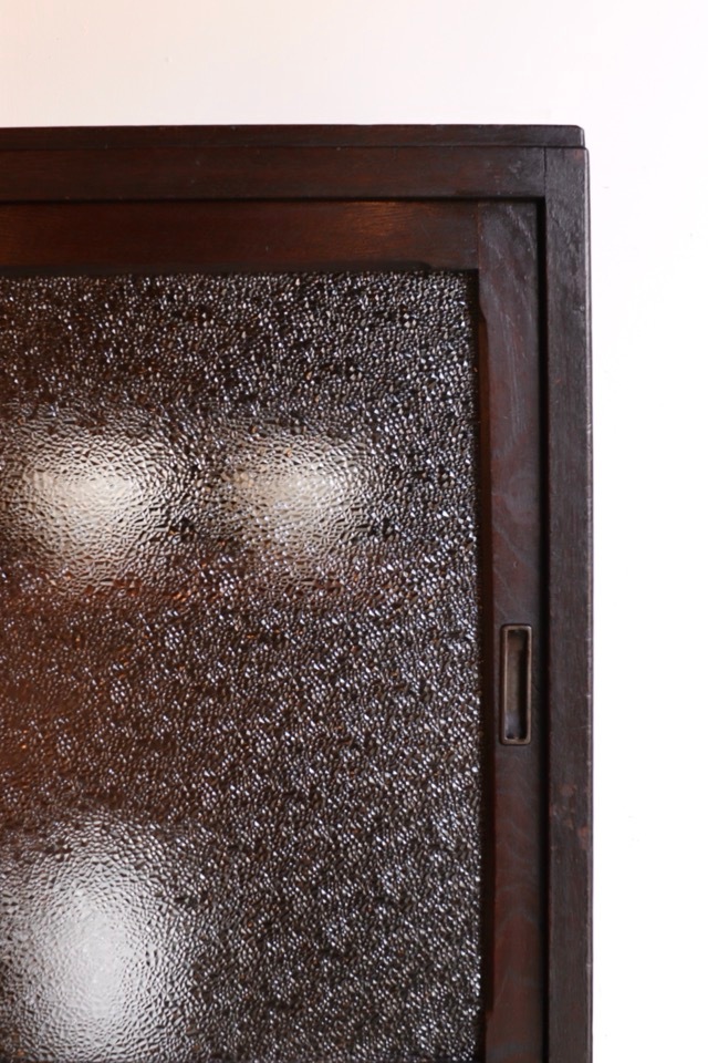 ダイヤガラスの引戸棚