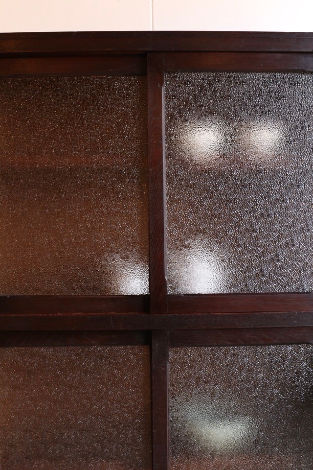 ダイヤガラスの引戸棚