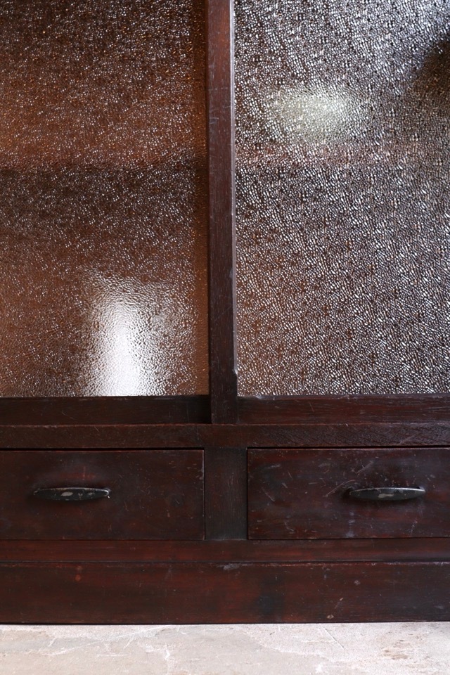 ダイヤガラスの引戸棚