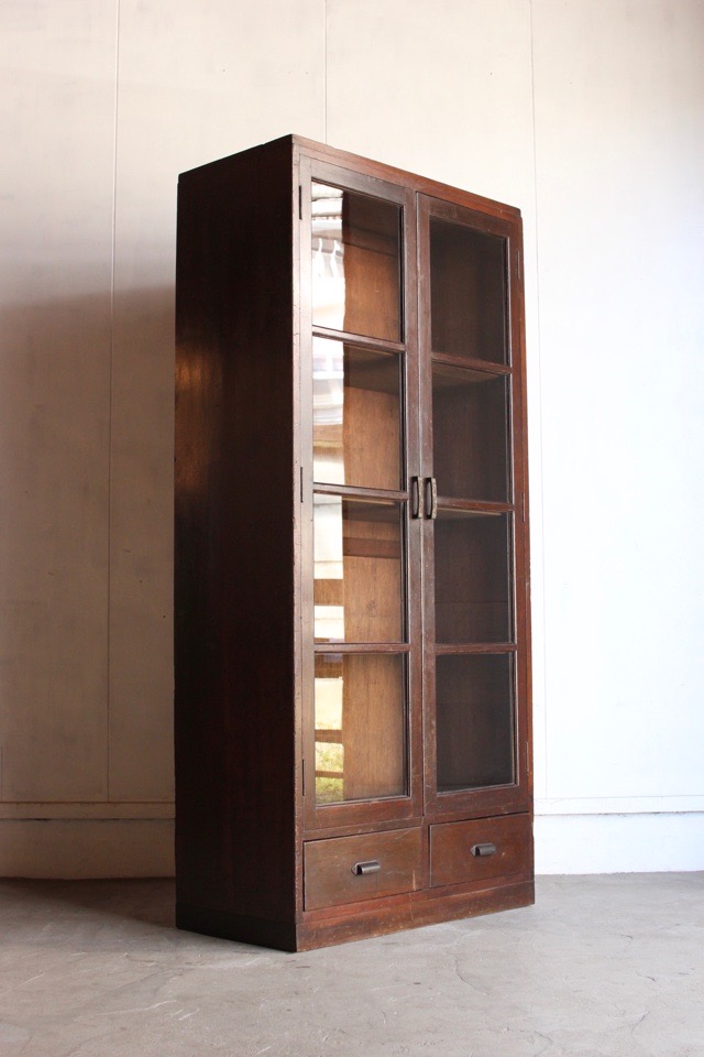 ガラス戸棚