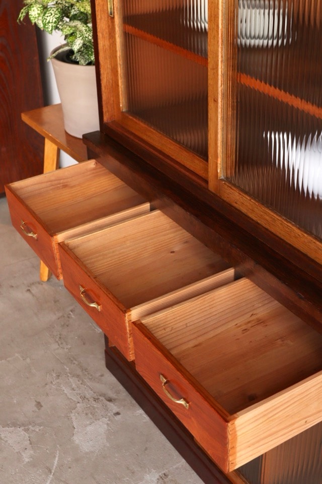 古い小ぶりなモールガラス戸棚×戸棚×小引き出し2杯 ガラス戸棚 2杯 栗 | DEMODE FUKUNAKA