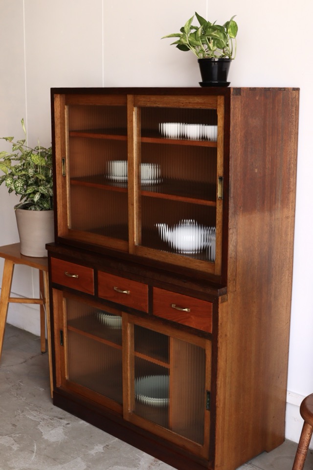 モールガラスの引戸棚