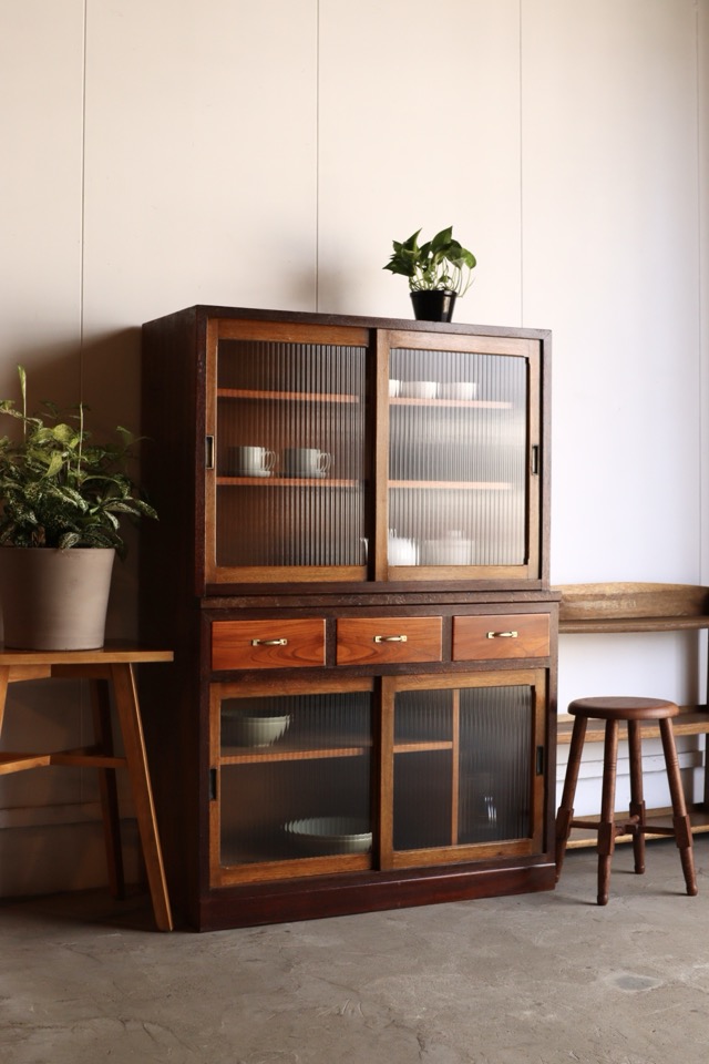 古い小ぶりなモールガラス戸棚×戸棚×小引き出し2杯 ガラス戸棚 2杯 栗 | DEMODE FUKUNAKA