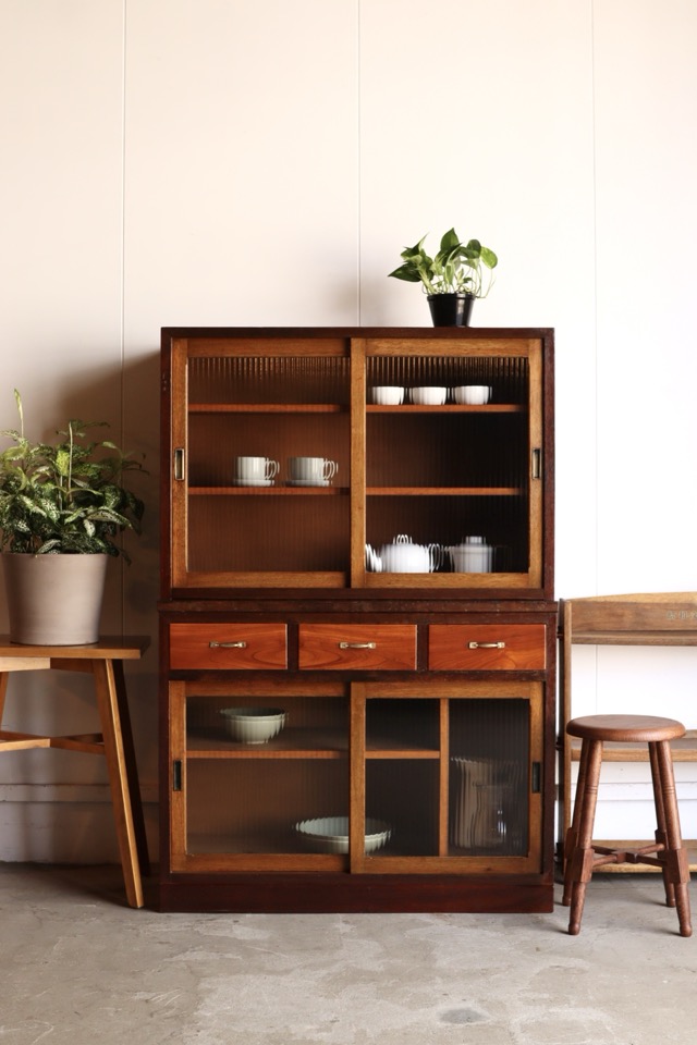 モールガラスの引戸棚