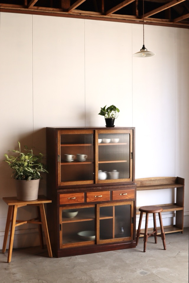 モールガラスの引戸棚