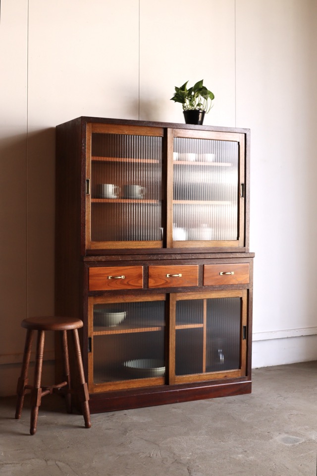 モールガラスの引戸棚