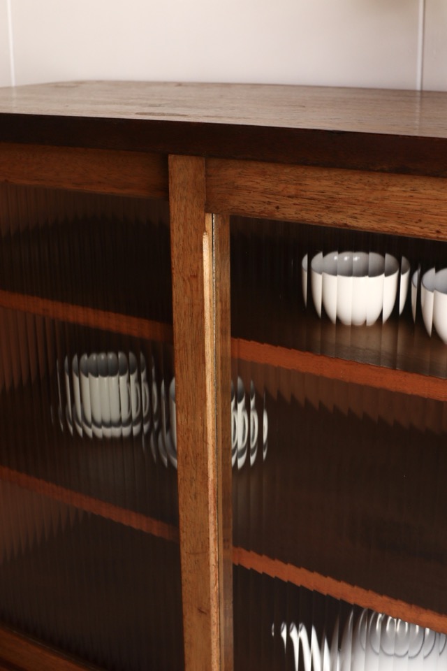 モールガラスの引戸棚