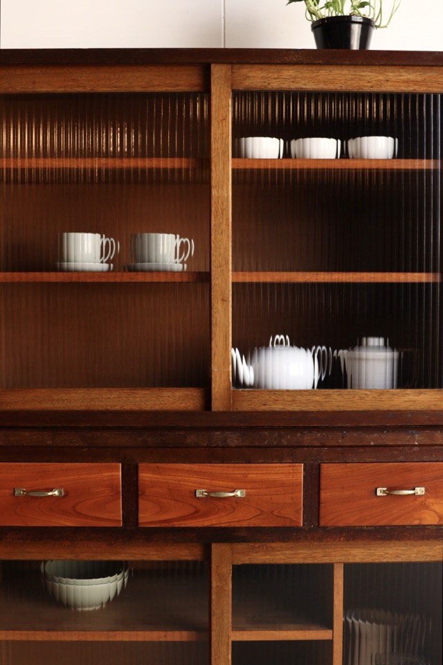 モールガラスの引戸棚